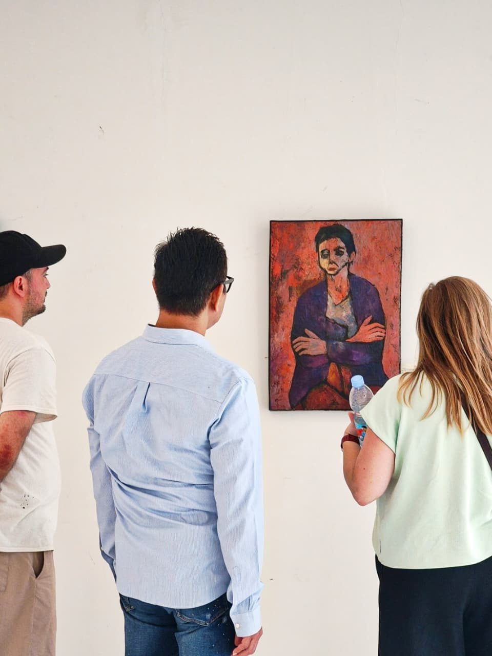 Bezoekers bekijken een schilderij van Jeihan